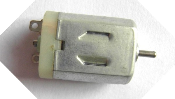玩具直流小電機上的104的小電容有什麽作用？為什麽加瓷片電容？深圳小電機廠家為您揭秘: